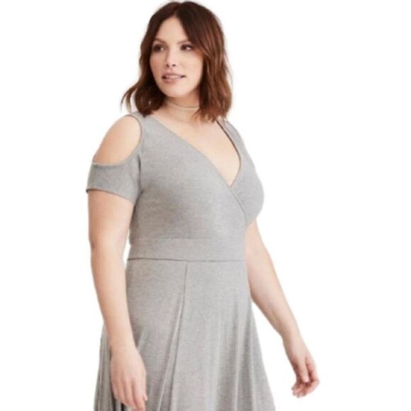 ✨Torrid Heather Gray Cold Shoulder Surplice Maxi Sz 3X Dress✨ - Picture 3 of 10